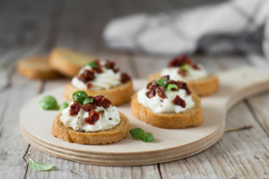 Crostini burrata, pomodori secci e pinoli