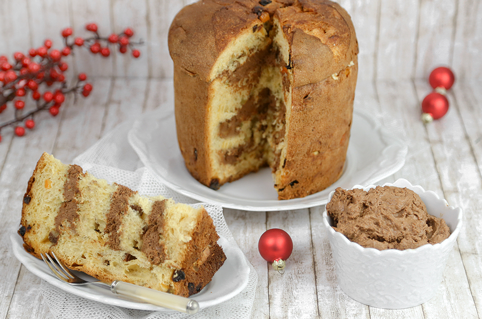 Panettone farcito con ganache al cioccolato e granella di nocciole